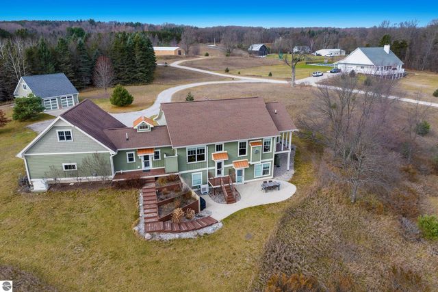 11007 S Rolling Meadows Drive, Maple City, MI 49664