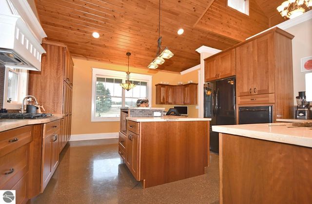 11007 S Rolling Meadows Drive, Maple City, MI 49664