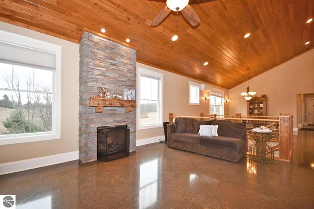 11007 S Rolling Meadows Drive, Maple City, MI 49664