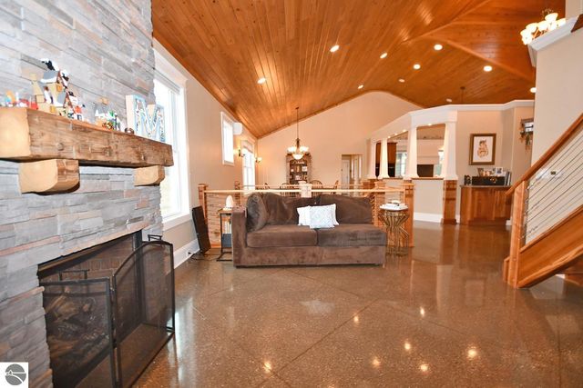 11007 S Rolling Meadows Drive, Maple City, MI 49664