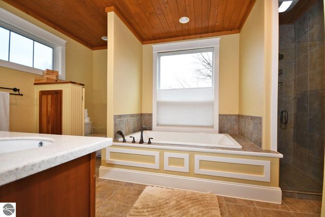 11007 S Rolling Meadows Drive, Maple City, MI 49664