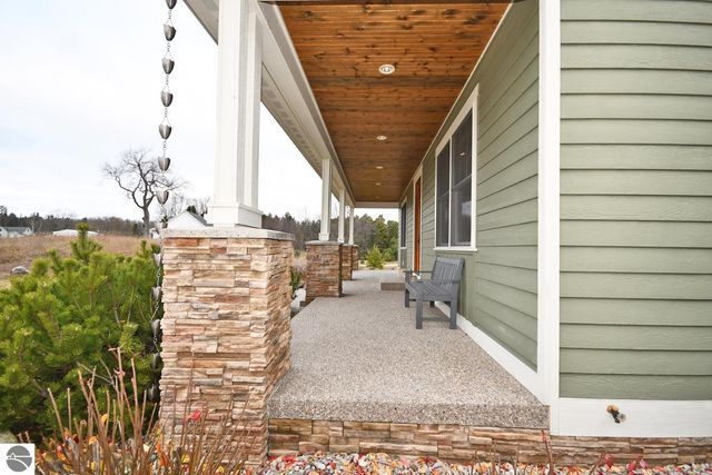 11007 S Rolling Meadows Drive, Maple City, MI 49664