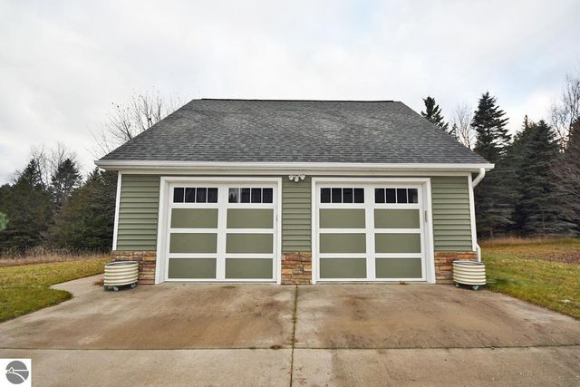 11007 S Rolling Meadows Drive, Maple City, MI 49664