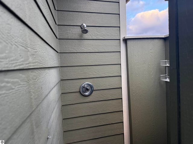 11007 S Rolling Meadows Drive, Maple City, MI 49664