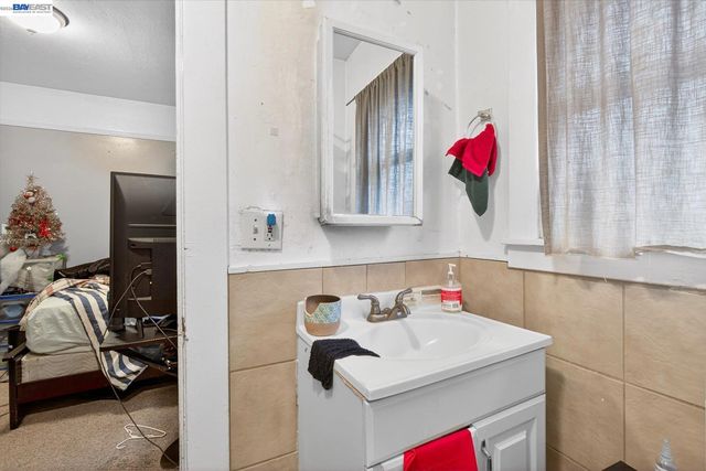 2724 E 22nd St, Oakland, CA 94601