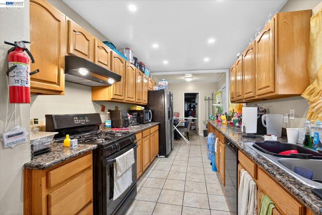 2724 E 22nd St, Oakland, CA 94601