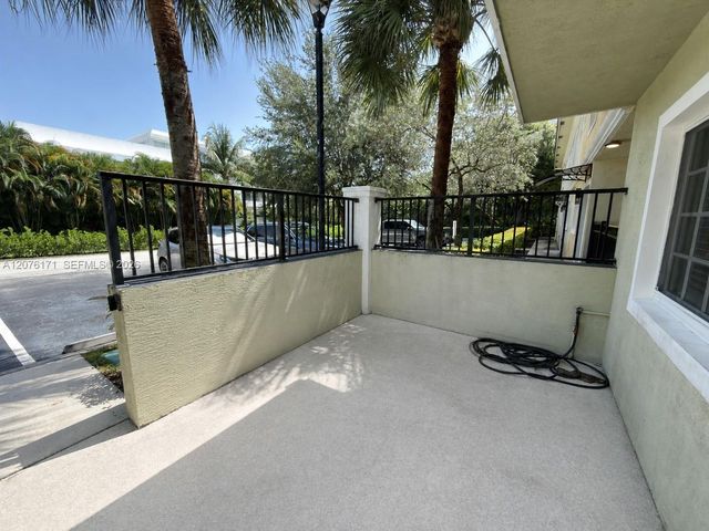 1000 Palm Trail 8, Delray Beach, FL 33483