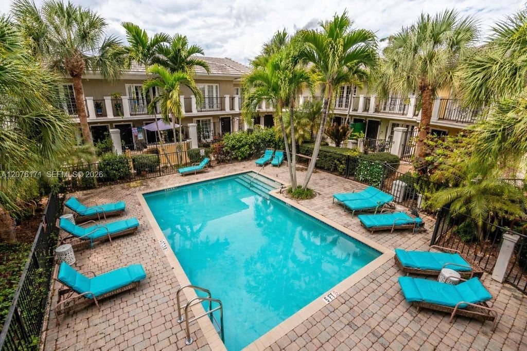 1000 Palm Trail 8, Delray Beach, FL 33483