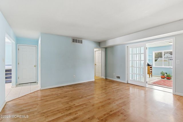 13 Arthur Place, Middletown, NJ 07748