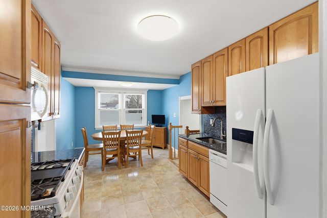 13 Arthur Place, Middletown, NJ 07748