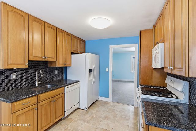 13 Arthur Place, Middletown, NJ 07748