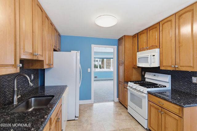 13 Arthur Place, Middletown, NJ 07748