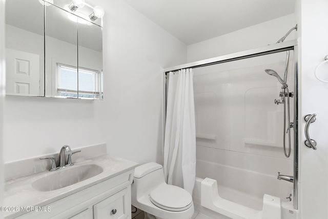 13 Arthur Place, Middletown, NJ 07748