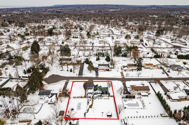 13 Arthur Place, Middletown, NJ 07748