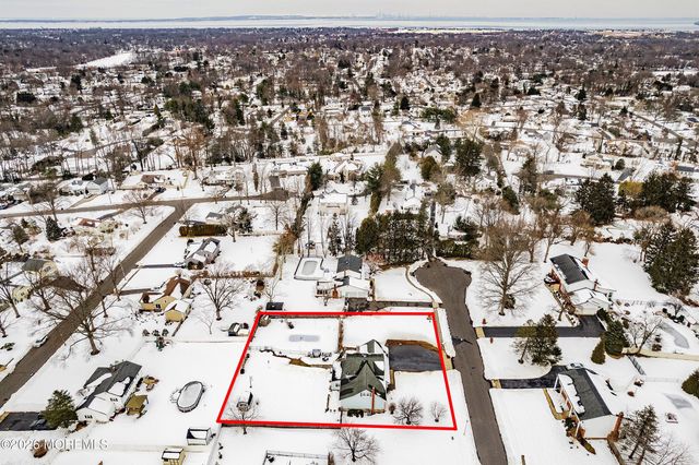 13 Arthur Place, Middletown, NJ 07748