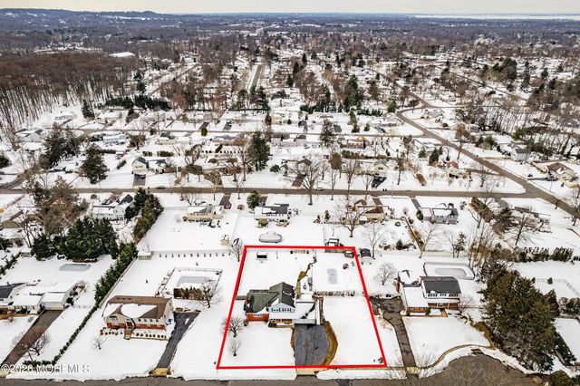 13 Arthur Place, Middletown, NJ 07748