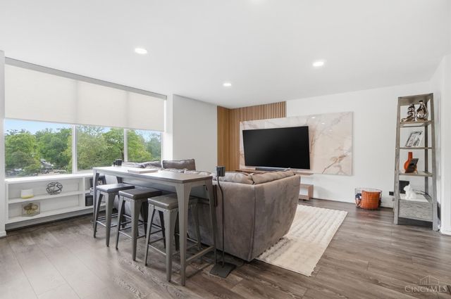 2324 Madison Road, Cincinnati, OH 45208