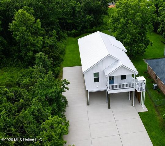 111 North Street, Waveland, MS 39576