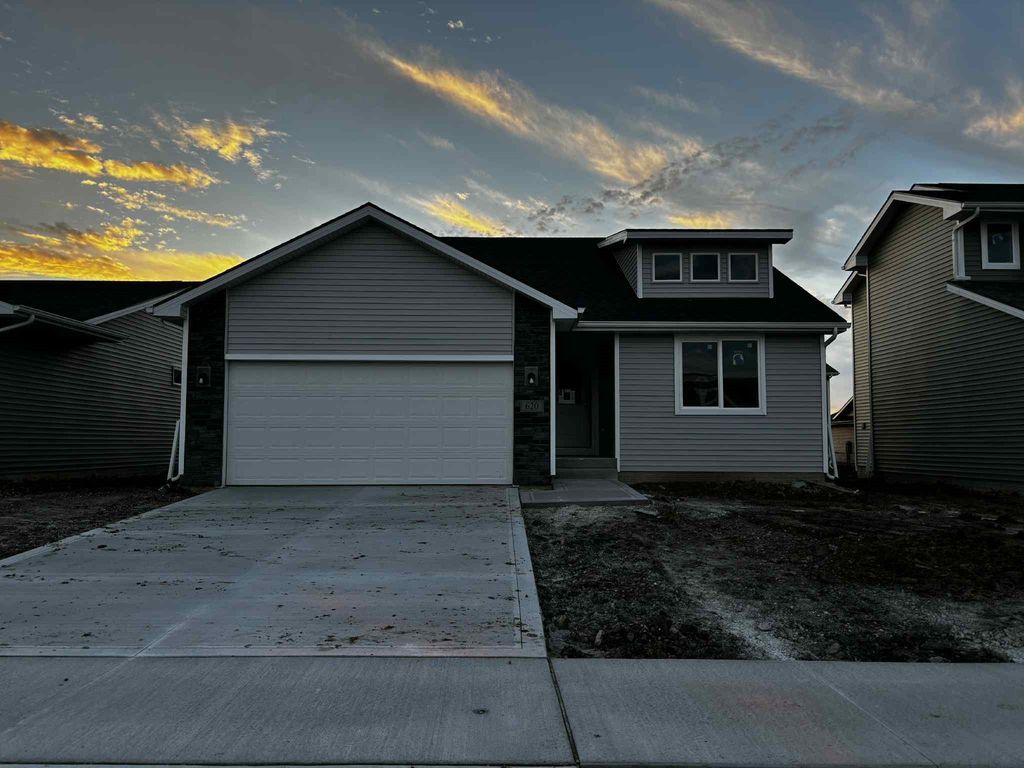 620 NE Oak Ridge Drive, Ankeny, IA 50021