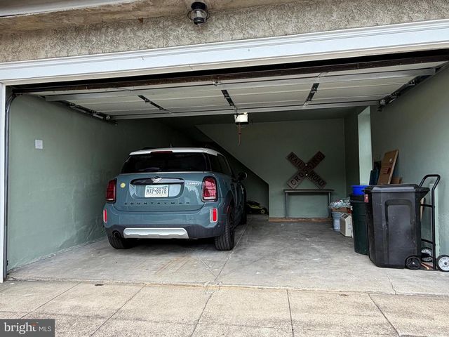 2456 HILLCREST RD, Drexel Hill, PA 19026