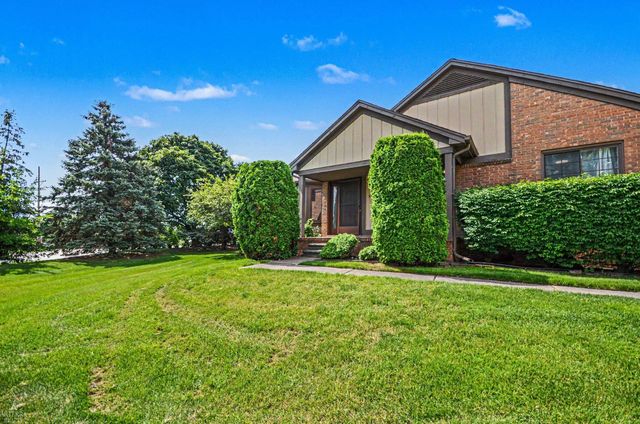 32 Meadow Wood Drive, Rochester Hills, MI 48307