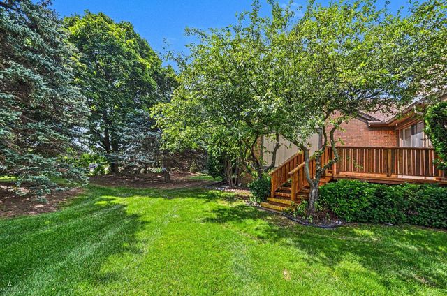 32 Meadow Wood Drive, Rochester Hills, MI 48307