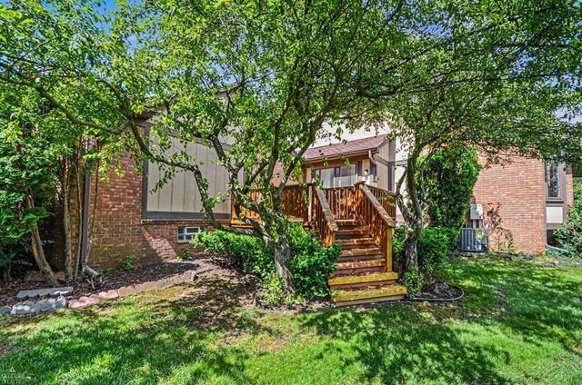 32 Meadow Wood Drive, Rochester Hills, MI 48307