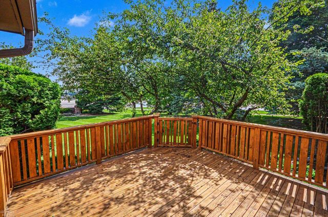 32 Meadow Wood Drive, Rochester Hills, MI 48307
