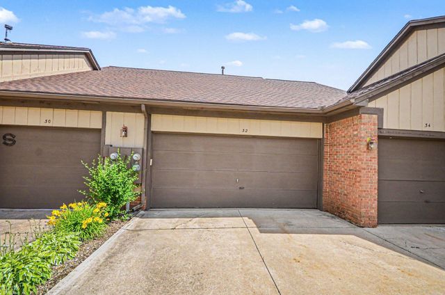 32 Meadow Wood Drive, Rochester Hills, MI 48307
