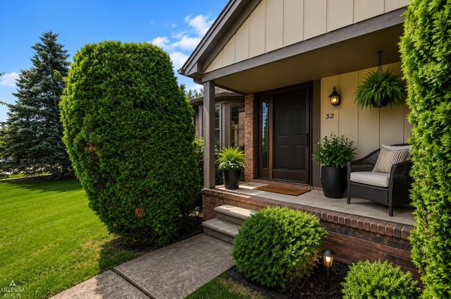 32 Meadow Wood Drive, Rochester Hills, MI 48307