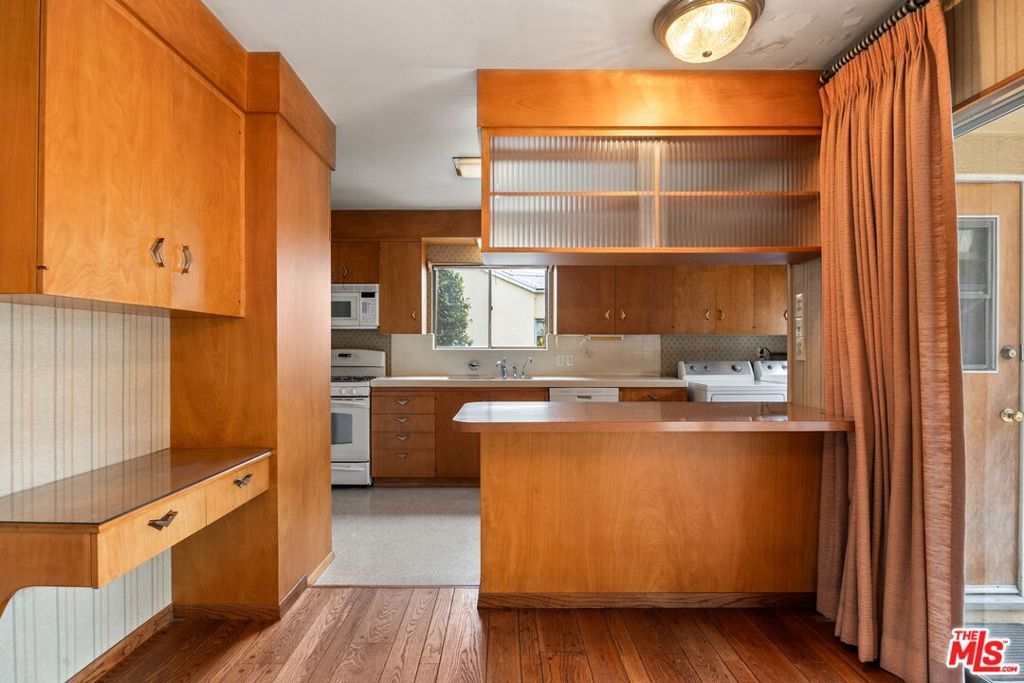 Image 15 of property listing at 6846 Wish Avenue, Van Nuys, CA 91406