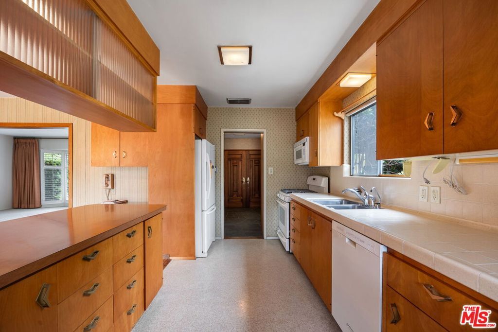 Image 19 of property listing at 6846 Wish Avenue, Van Nuys, CA 91406