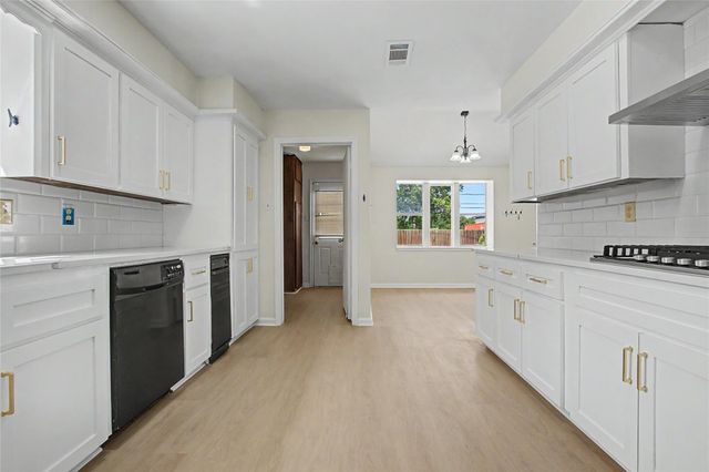 414 N Pecan Dr, Tomball, TX 77375