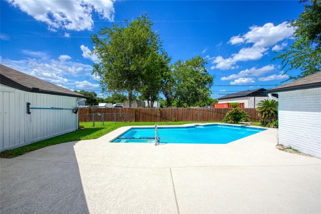 414 N Pecan Dr, Tomball, TX 77375