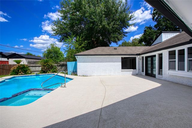 414 N Pecan Dr, Tomball, TX 77375