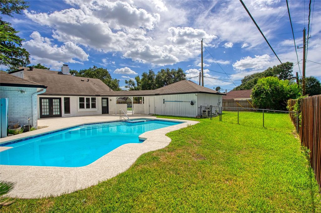 414 N Pecan Dr, Tomball, TX 77375