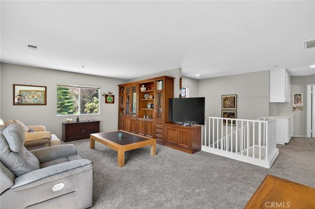 12312 Edgecliff Ave, Sylmar, CA 91342