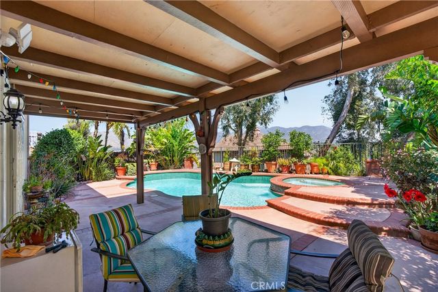 12312 Edgecliff Ave, Sylmar, CA 91342