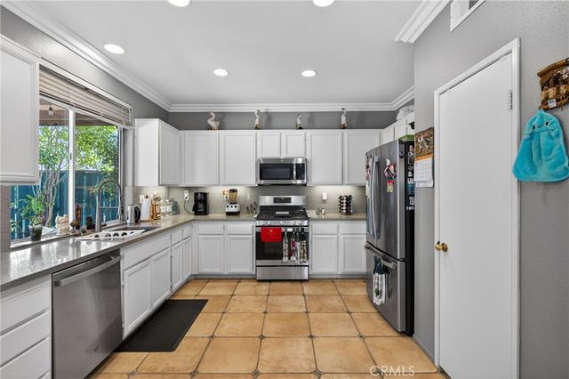 12312 Edgecliff Ave, Sylmar, CA 91342