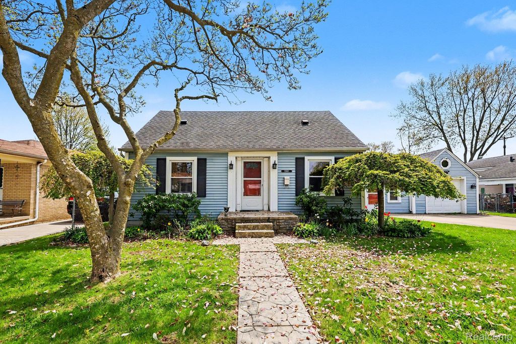 22460 Daniels Street, St. Clair Shores, MI 48081