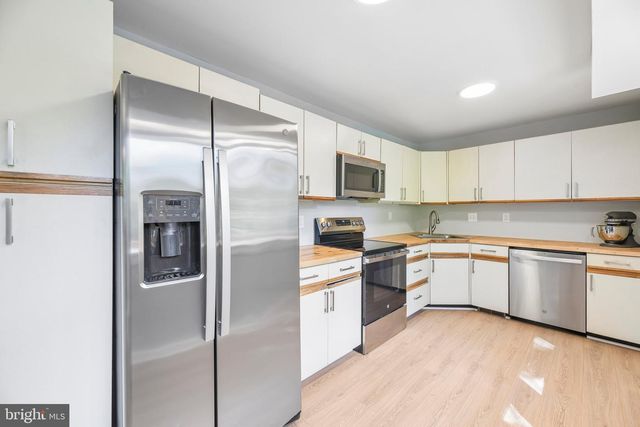 3237 DYE DR, Falls Church, VA 22042