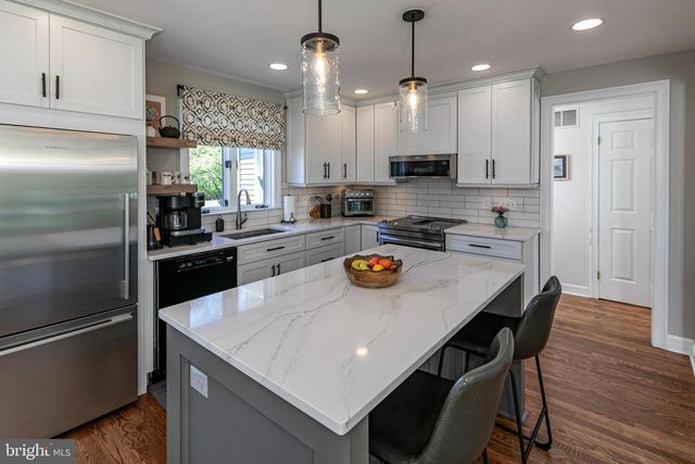 3 TIMKAK LANE, Pennington, NJ 08534