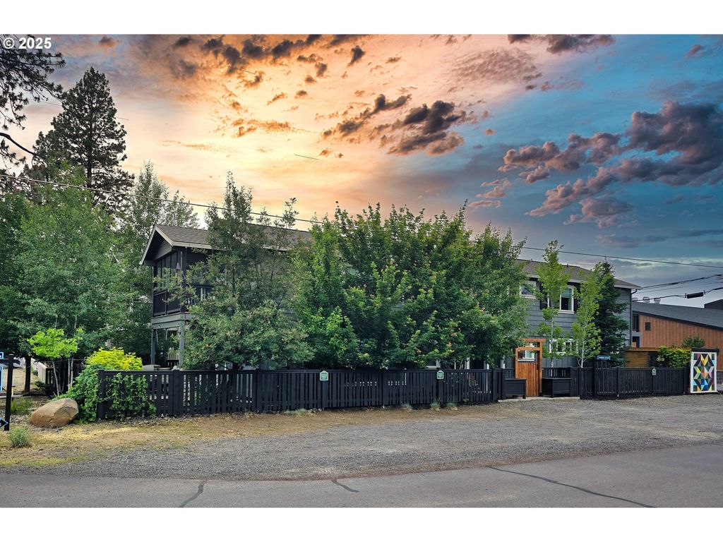 255 S LARCH St, Sisters, OR 97759