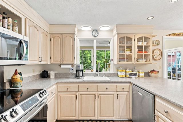 24 Crossbow Ln, North Andover, MA 01845