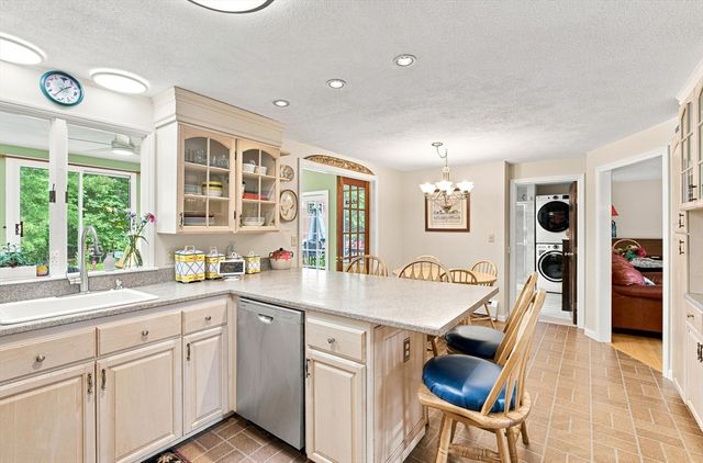 24 Crossbow Ln, North Andover, MA 01845