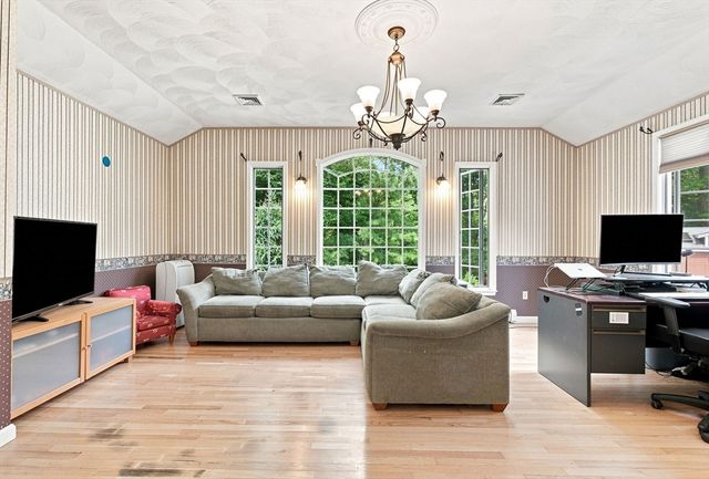 24 Crossbow Ln, North Andover, MA 01845