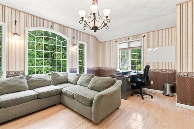 24 Crossbow Ln, North Andover, MA 01845