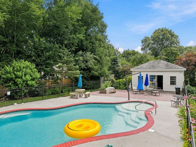24 Crossbow Ln, North Andover, MA 01845