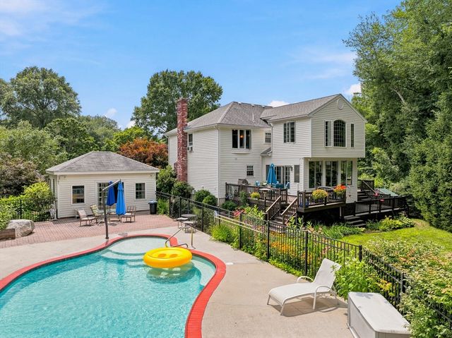24 Crossbow Ln, North Andover, MA 01845