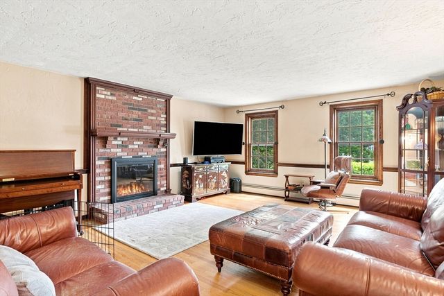 24 Crossbow Ln, North Andover, MA 01845